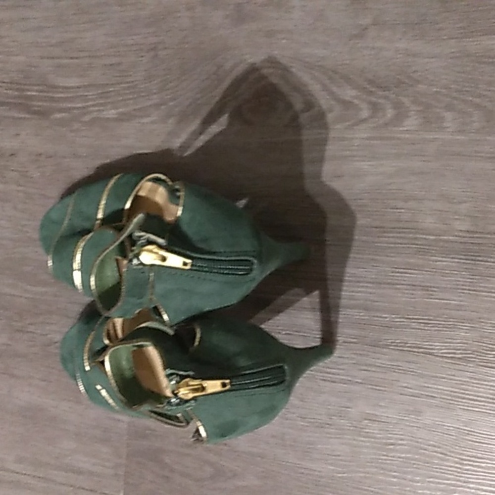 Shoes - Picture 2 of 4